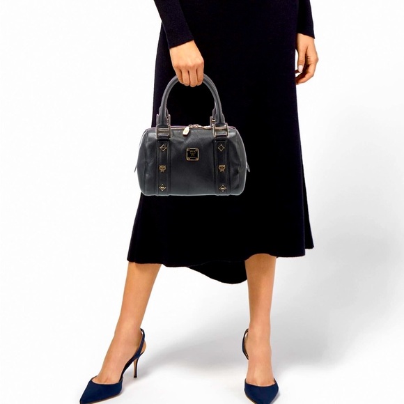 {VGUC} MCM cute leather hand bag - Picture 3 of 15